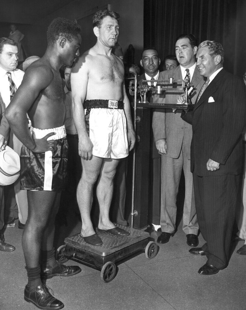 1949: Ezzard Charles knocks out Gus Lesnovich in his first heavyweight title defense